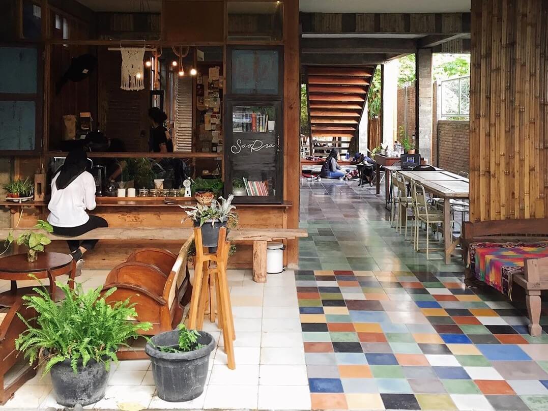 Tampilan salah satu ruang duduk terbuka di Saorsa Kopi